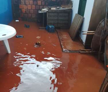 Com casa alagada e sem recursos, m&atilde;e pede agasalhos e comida para os filhos