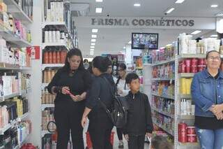 Apesar do frio, consumidores lotam lojas do Centro na v&eacute;spera do Dia das M&atilde;es