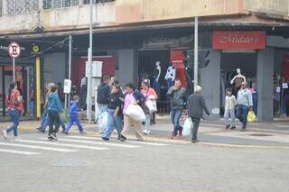 Apesar do frio, consumidores lotam lojas do Centro na v&eacute;spera do Dia das M&atilde;es