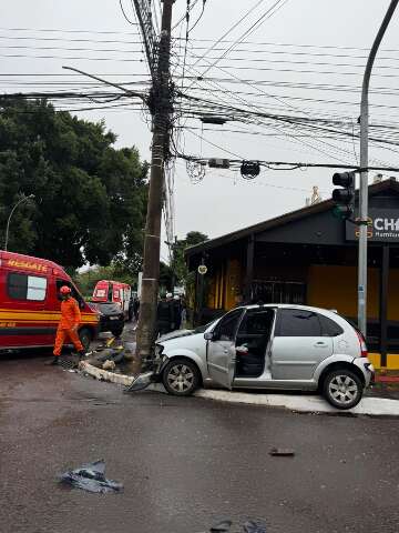 Batida em cruzamento no Centro lan&ccedil;a carro contra poste e destr&oacute;i ve&iacute;culos