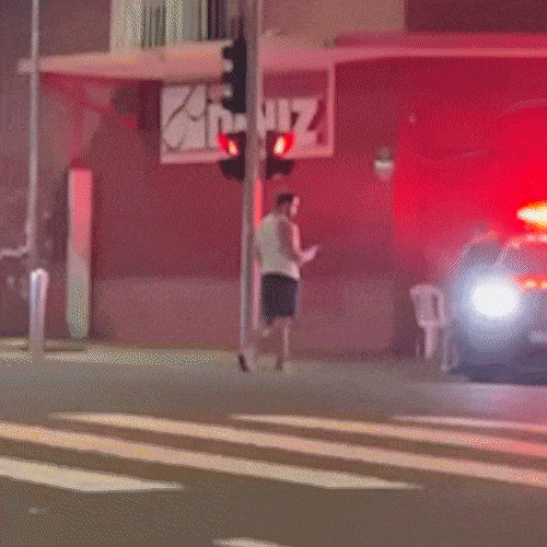 Pegador fardado? V&iacute;deo mostra policial supostamente beijando jovem na 14