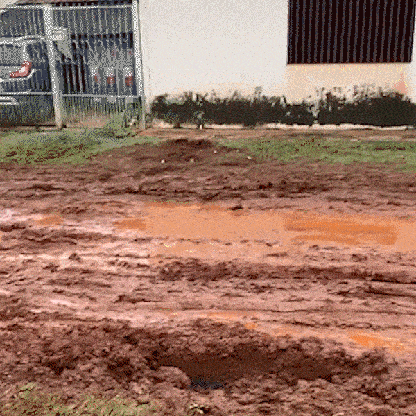 Rua do Guanandi vira lama&ccedil;al ap&oacute;s obra de esgoto e moradores dizem estar ilhados