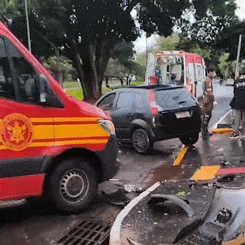 Carro &eacute; lan&ccedil;ado contra poste ap&oacute;s colis&atilde;o na regi&atilde;o central