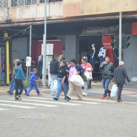 Apesar do frio, consumidores lotam lojas do Centro na v&eacute;spera do Dia das M&atilde;es