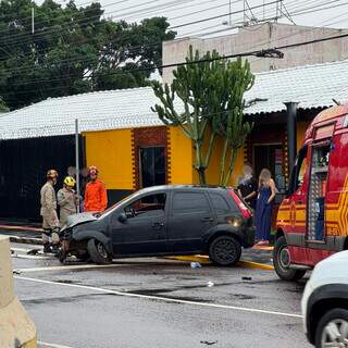 Batida em cruzamento no Centro lan&ccedil;a carro contra poste e destr&oacute;i ve&iacute;culos