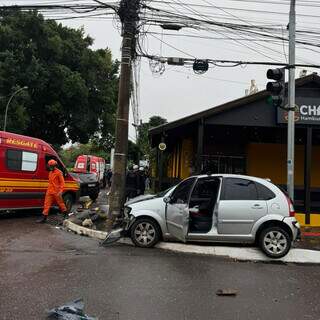 Batida em cruzamento no Centro lan&ccedil;a carro contra poste e destr&oacute;i ve&iacute;culos