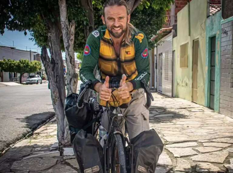 Ciclista aventureiro que encarou onça na Amazônia chega a MS