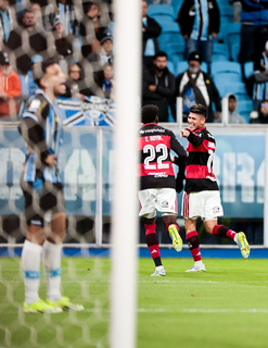 Com gol de Carrascal, Flamengo derrota Gr&ecirc;mio e pressiona o l&iacute;der Palmeiras