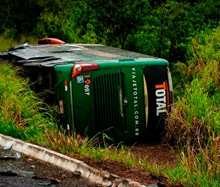 Colis&atilde;o frontal mata motorista e faz &ocirc;nibus com passageiros tombar na BR-060