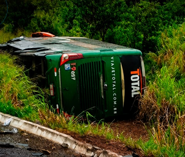 Batida frontal mata motorista e faz &ocirc;nibus com passageiros tombar na BR-060