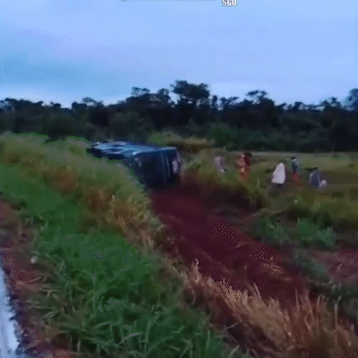 Batida frontal mata motorista e faz &ocirc;nibus com passageiros tombar na BR-060