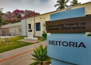 UFGD abre seleção para professores substitutos com salários de até R$ 8,3 mil UFGD abre seleção para professores substitutos com salários de até R$ 8,3 mil