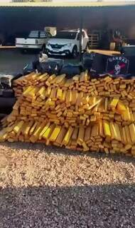 Carga de algodão é apreendida com 3,9 toneladas de maconha na BR-163 Carga de algodão é apreendida com 3,9 toneladas de maconha na BR-163