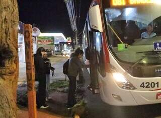 Levantamento aponta que campo-grandense perde 44 dias por ano no ônibus Levantamento aponta que campo-grandense perde 44 dias por ano no ônibus