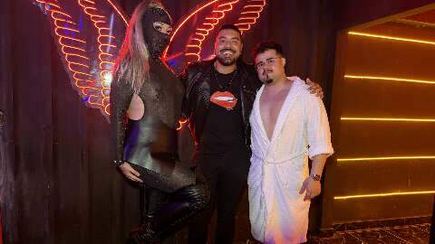 Festa para maiores premia com R$ 200 quem usa menos roupa em concurso