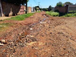 Caminh&atilde;o cai em buraco e moradores denunciam abandono em rua sem asfalto