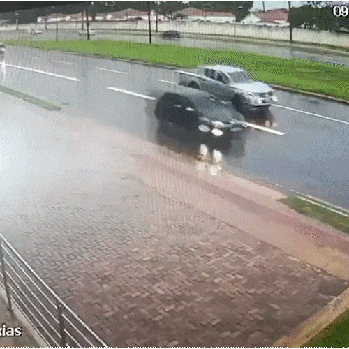 C&acirc;mera flagrou acidente que matou motociclista sem CNH na Duque de Caxias