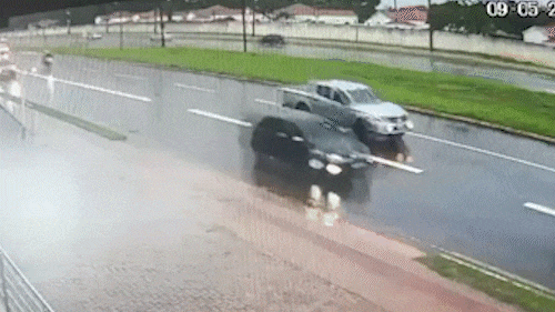 C&acirc;mera flagrou acidente que matou motociclista sem CNH na Duque de Caxias