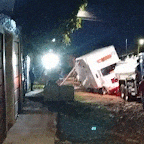 Caminh&atilde;o cai em buraco e moradores denunciam abandono em rua sem asfalto