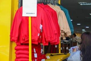 De um frio para outro, crianças crescem e pais vão às compras de casacos novos De um frio para outro, crianças crescem e pais vão às compras de casacos novos