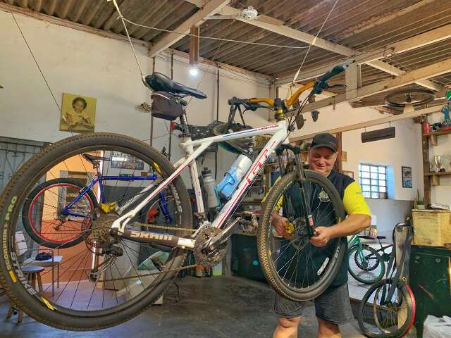 Pai transforma saudade do filho em bicicletaria aberta aos domingos
