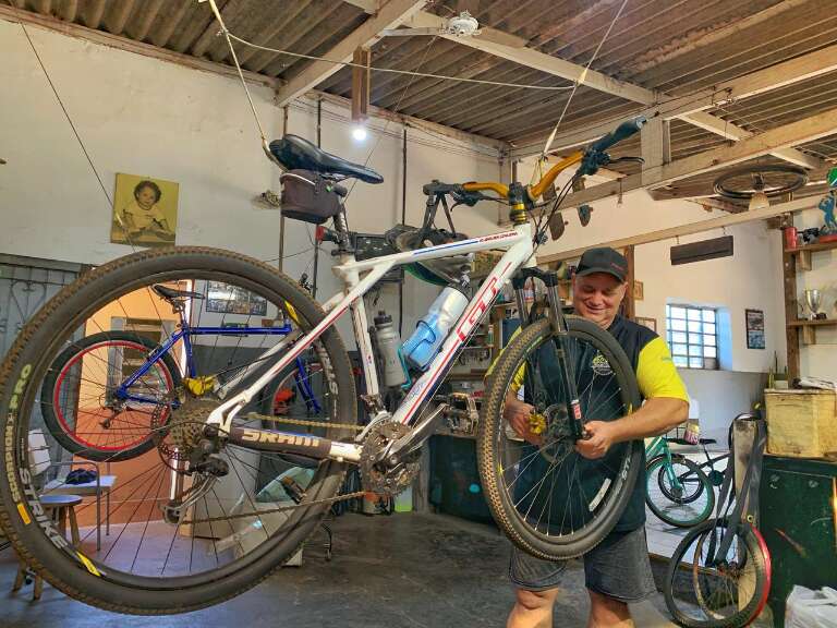Pai transforma saudade do filho em bicicletaria aberta aos domingos