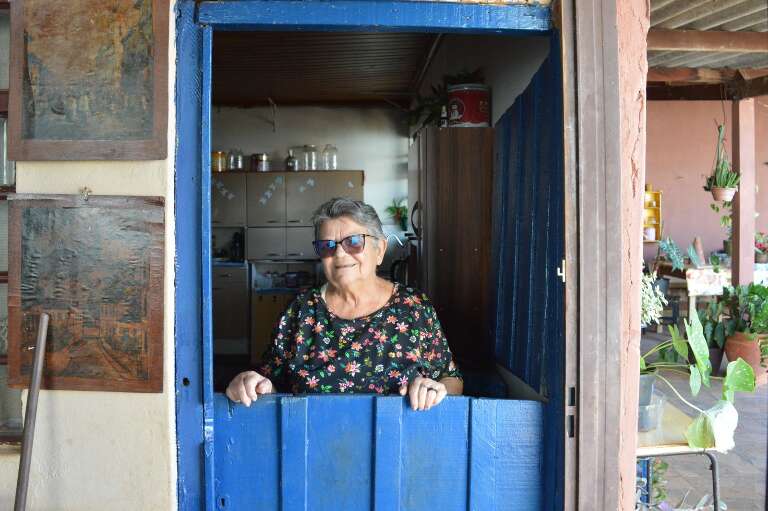 Entre alvenaria e madeira, Marilene é guardiã de porta holandesa do pai