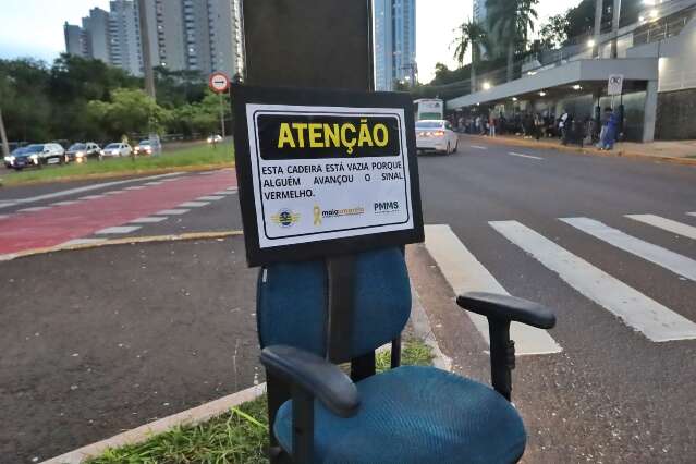 Cadeiras vazias em cruzamentos fazem alerta sobre mortes no tr&acirc;nsito
