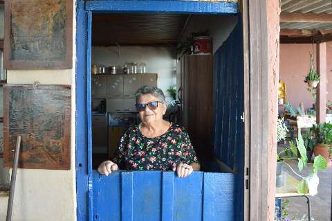 Entre alvenaria e madeira, Marilene &eacute; guardi&atilde; de porta holandesa do pai