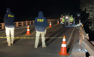 Caminh&atilde;o ca&ccedil;amba cai no Rio Vacaria ap&oacute;s sair da pista na BR-163