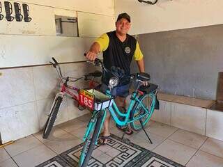 Pai transforma saudade do filho em bicicletaria aberta aos domingos