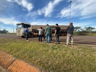 Revoltado com pedágio e obras na pista, motorista para BR-163 em protesto Revoltado com pedágio e obras na pista, motorista para BR-163 em protesto