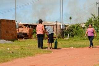 Incêndio em mata obriga morador com doença pulmonar a deixar casa às pressas Incêndio em mata obriga morador com doença pulmonar a deixar casa às pressas