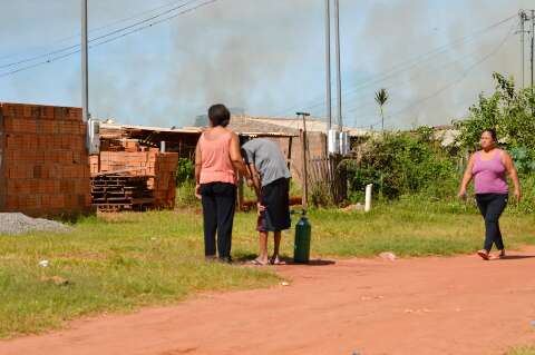 Inc&ecirc;ndio em mata obriga morador com doen&ccedil;a pulmonar a deixar casa &agrave;s pressas