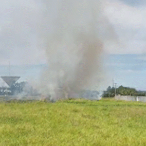 Inc&ecirc;ndio em mata obriga morador com doen&ccedil;a pulmonar a deixar casa &agrave;s pressas