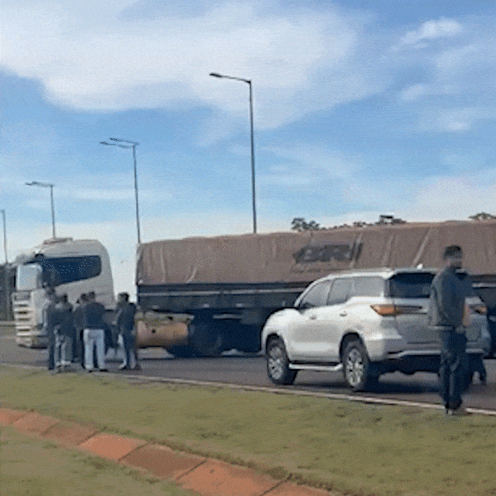 Revoltado com ped&aacute;gio e obras na pista, motorista para BR-163 em protesto