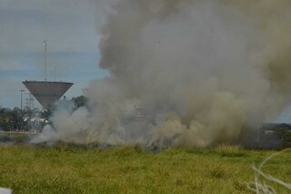 Incêndio em mata obriga morador com doença pulmonar a deixar casa às pressas Incêndio em mata obriga morador com doença pulmonar a deixar casa às pressas