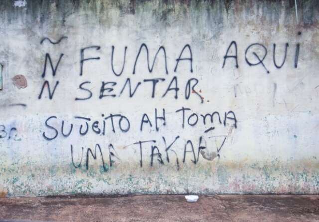 Homem &eacute; morto com facada no cora&ccedil;&atilde;o em bairro com tens&atilde;o estampada no muro