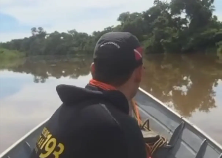 Barco &agrave; deriva leva bombeiros a corpo de jovem no Rio Miranda