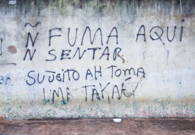 Homem &eacute; morto com facada no cora&ccedil;&atilde;o em bairro com tens&atilde;o estampada no muro