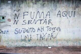 Homem é morto com facada no coração em bairro com tensão estampada no muro Homem é morto com facada no coração em bairro com tensão estampada no muro