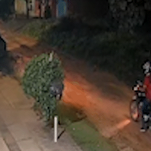 Motoentregador &eacute; rendido em assalto durante entrega e trio acaba preso