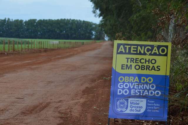 MS-355 ter&aacute; anel vi&aacute;rio para retirar caminh&otilde;es de dentro de Terenos