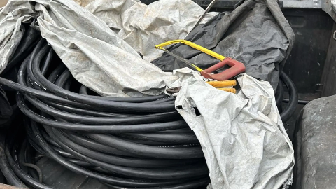 Falsos t&eacute;cnicos s&atilde;o presos ao furtar 100 kg de cabos no Centro