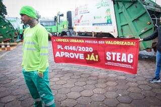 Coletores de lixo protestam por reajuste salarial de 100% e jornada reduzida