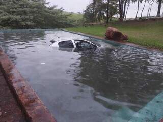 Mulher morre ap&oacute;s persegui&ccedil;&atilde;o acabar com carro em piscina