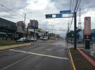Sem&aacute;foros amanhecem intermitentes em avenida durante manh&atilde; de chuva na Capital