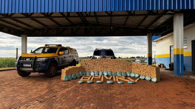 Motorista joga carro contra viatura e abandona 1 tonelada de maconha em milharal