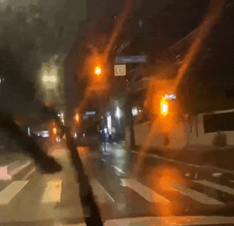 Sem&aacute;foros amanhecem intermitentes em avenida durante manh&atilde; de chuva na Capital
