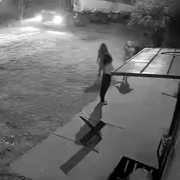 C&acirc;mera registra desespero de crian&ccedil;as ap&oacute;s menino ser atropelado por carreta